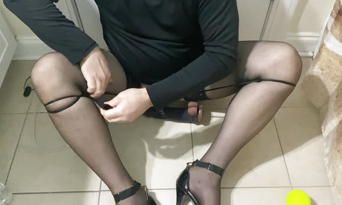 Amatorskie maminsynek femboy Crossdresser wiąże piłki i kutas z pończochami