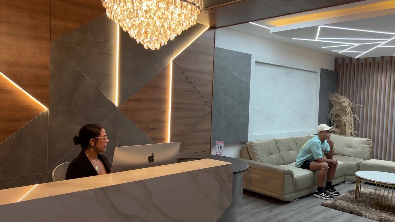 拉丁熟女秘书在办公室里操她老板的年轻客户，直到他们射在她脸上！Kylei Ellish