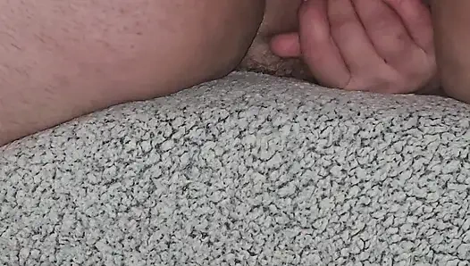 Aku lagi asik muasin memekku pakai mainan seks