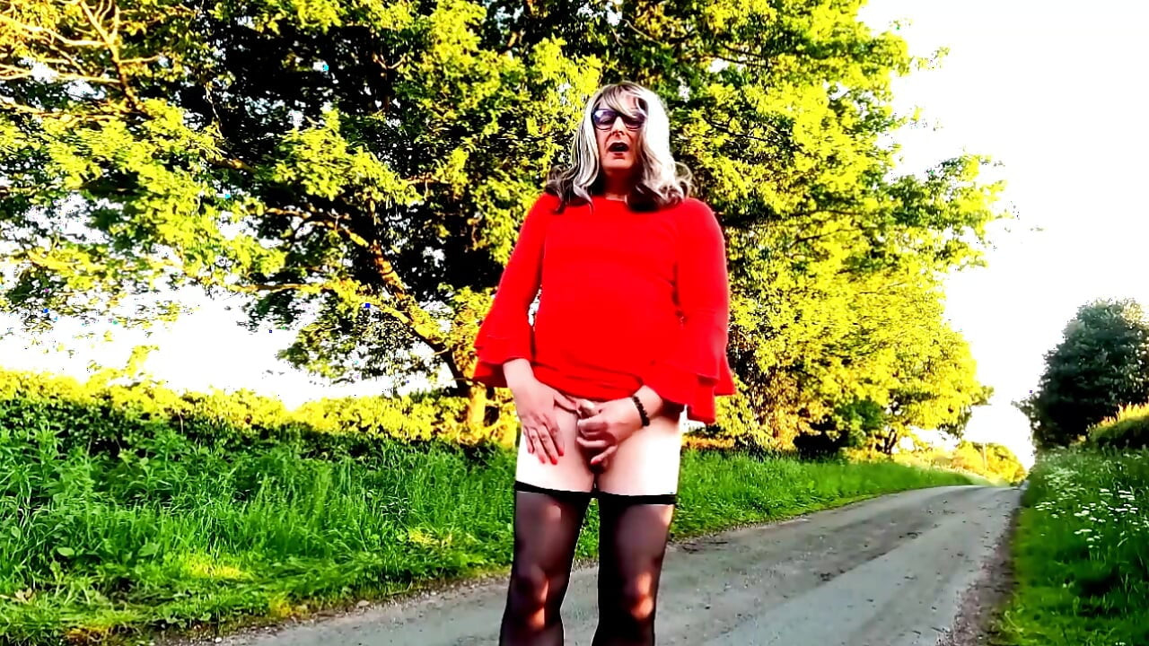 Amatör crossdresser Kellycd2022 onanerar i solen