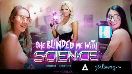 Girlsway - chicas nerd tienen su primer trio con milf virtual