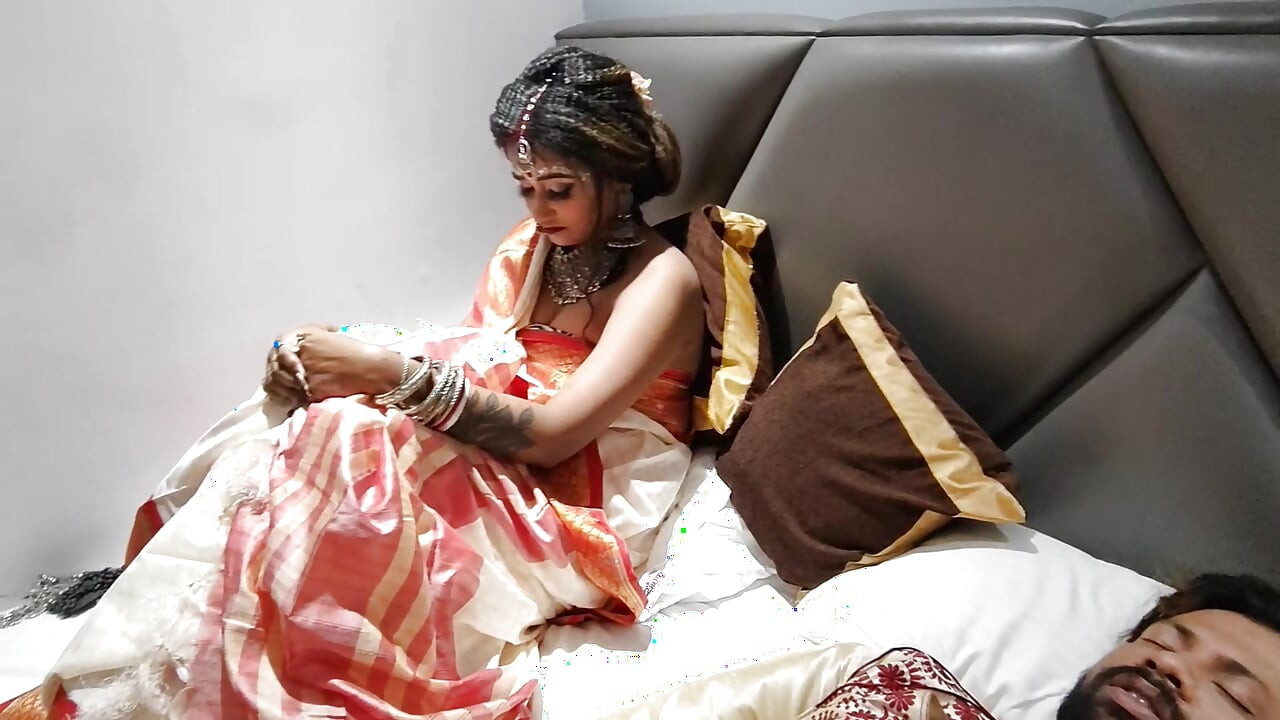 Akele me dekh kar Bhabhi ji jabbar ko dasti room me pel diya