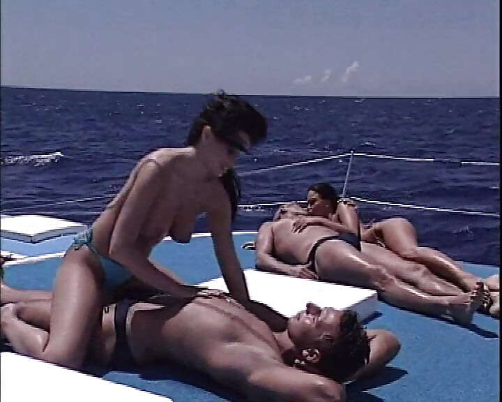 Một video nhẹ nhàng khiêu dâm với người đẹp nóng bỏng và