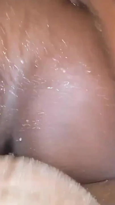Momento commovente da "Piccola ebano scopata nella doccia"