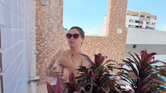 Stiefmutter verführt ihren stiefsohn in einem öffentlichen pool &amp; blowjob