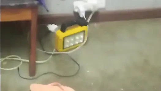 Cewek nakal ini lagi asik muasin memeknya pakai vibrator di kursi sambil pakai sepatu hak tinggi ungu