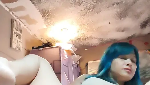 Lusi, unzufriedene ehefrau denkt darüber nach, ihren ehemann zu betrügen