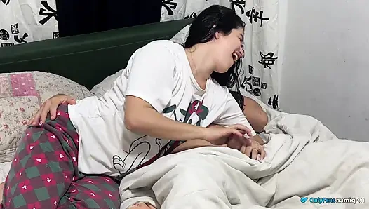 Yarağımdan biraz isteyen azgın karımla sert seks!