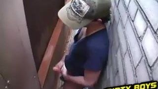 Horny dude wanking his dick in the back of the alleyway