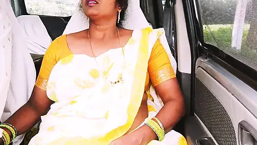 Seksi ev hizmetçisi ev sahibi Telugu ile arabada seks edepsiz konuşuyor.