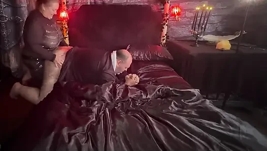 Bagian 2 ratu vampir mengubah pendetanya jadi pelacur jalang yang suka nyepong kontol!