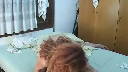 Der mann wird von dieser dünnen rothaarigen heißen frau mit kleinen möpsen als Sexualobjekt benutzt