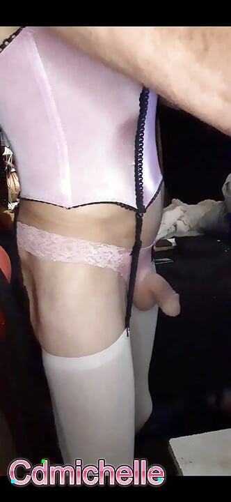 Cdmichelle in roze lingerie en trekt dan een roze jurk aan