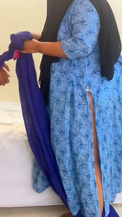 Hırsız ev hanımının odasına giriyor ve onu bağlamaya çalışıyor, ama ateşli ev hanımı onu yakaladı ve ellerini bağladı, sonra onu sikti - kovboy kız | Klip 1