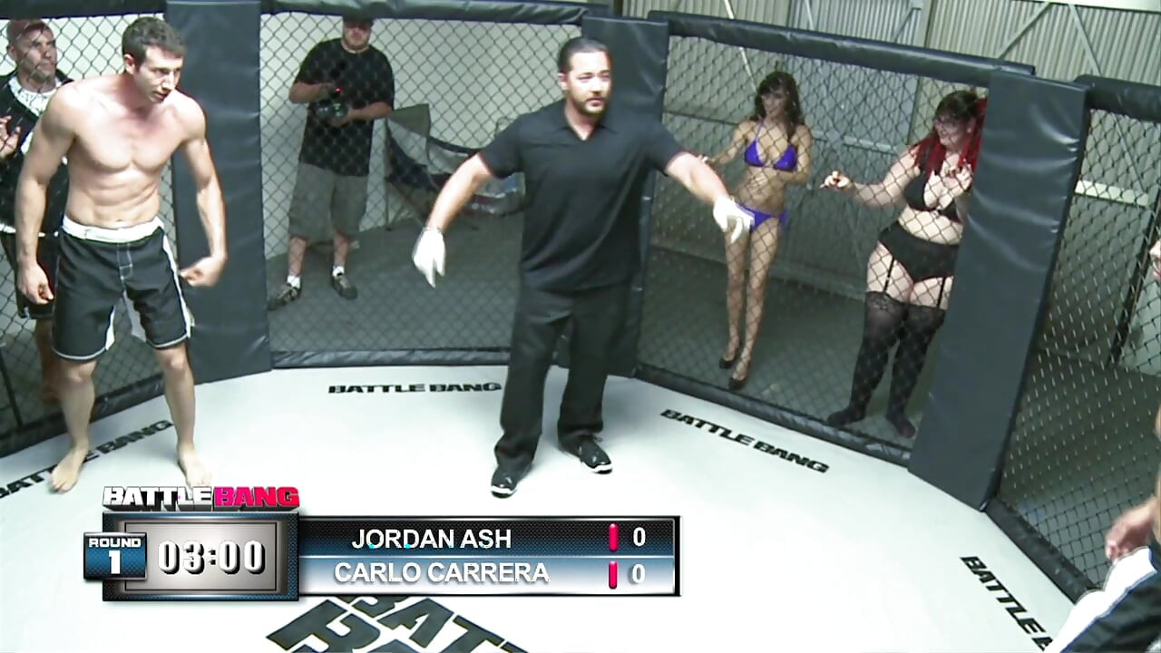 Тежка кокошка от пищна дупка изглежда малка, пълна с лице