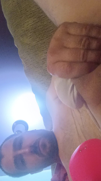 チンポと舌を持つ新鮮なパイパン処女のお尻は、彼の顔とチンポの上に座りながら、新しい超飽和マンコを欲しがって死にました