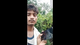 Desi junge spielt spiele