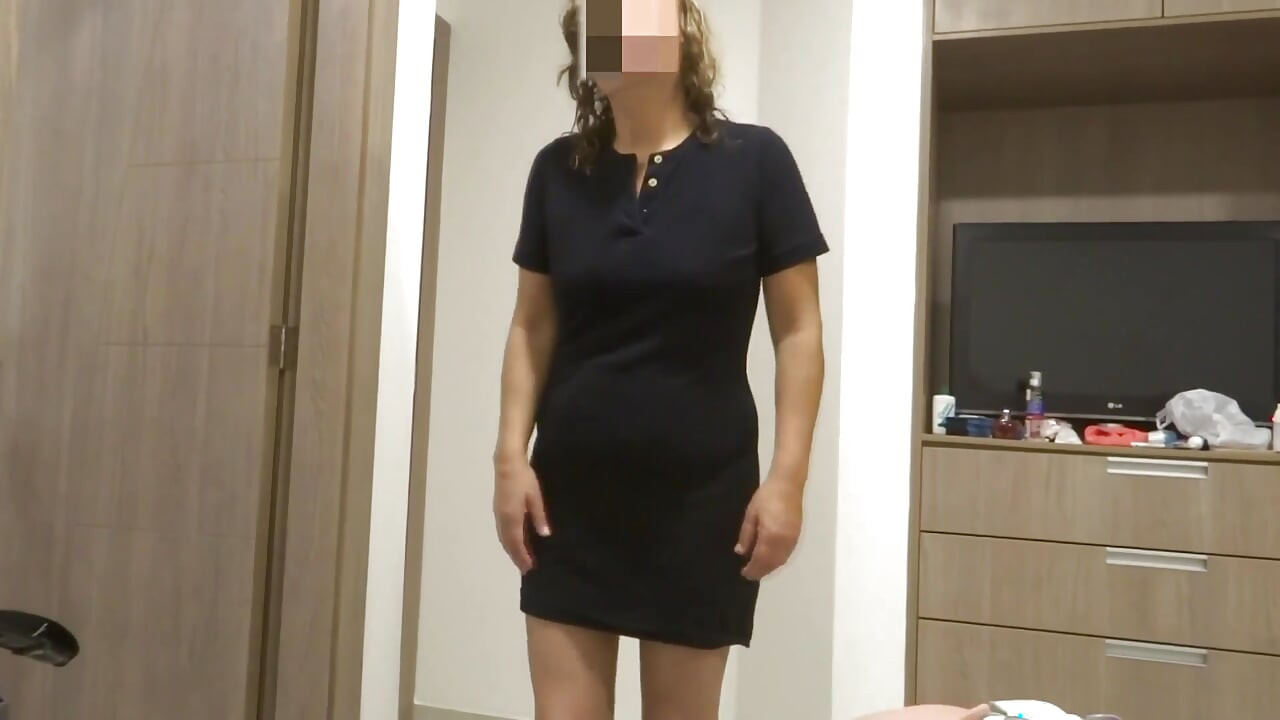 I jerk off watching stepmom get dressed after bathing, she shows me her ass