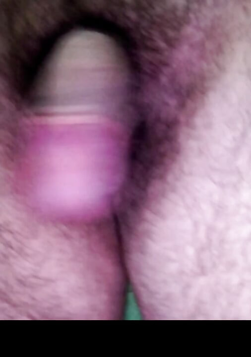 大鸡巴同性恋炫耀他未割包皮的柔软鸡巴