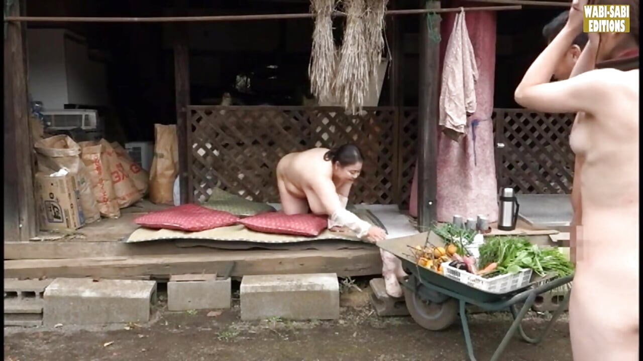 Flugt på landet, hvor frisindede modne kvinder omfavner voksenfrihed under åben himmel - Scene 4