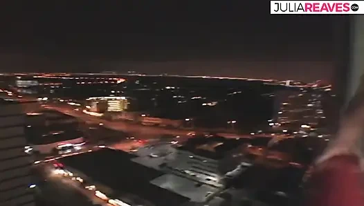 Возбужденная крошка жестко сосет член и трахается