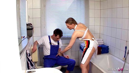 Reife deutsche Ehefrau verführt den Klempner zum ficken im Badezimmer