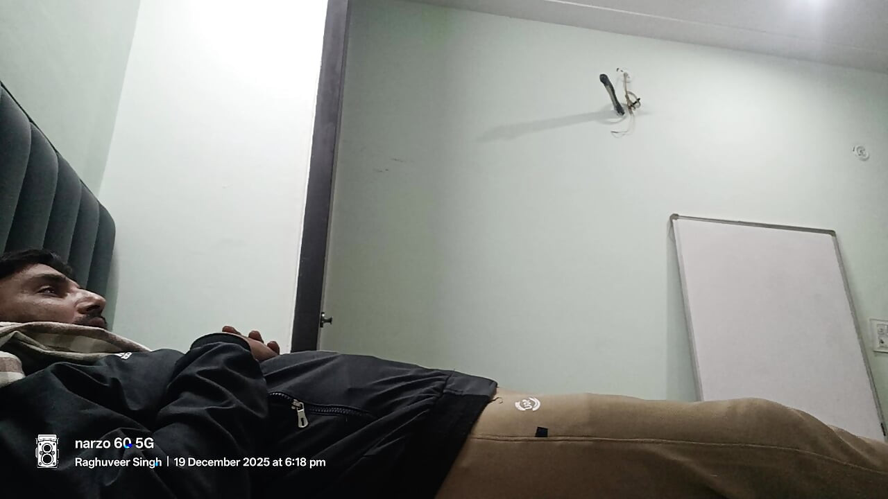 インドの警察官と軍人の男性が森でセックスをする パートI