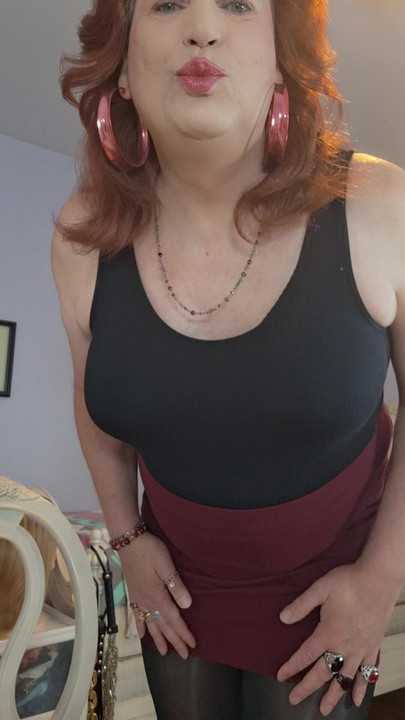 你想要抚摸和抚摸我的身体吗？我变得非常柔软，我喜欢被男人手压在我身上的感觉！