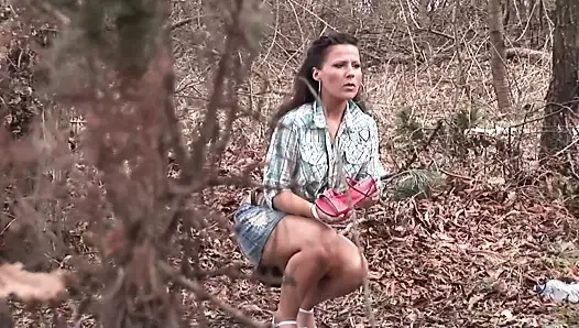 Gemaskerde man neukt vrouw in auto in een hardcore bos
