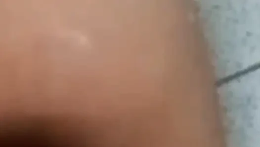 Cewek ini lagi asik muasin memek sempitku sendirian