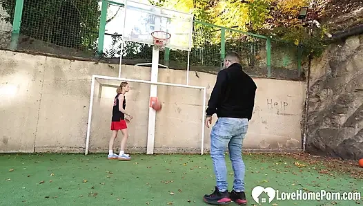 Basketbolcu kız büyük yarağıma salya akıtıyor