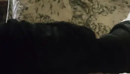 Хорошая девушка в нейлоне, игра с членом и яйцами муженька