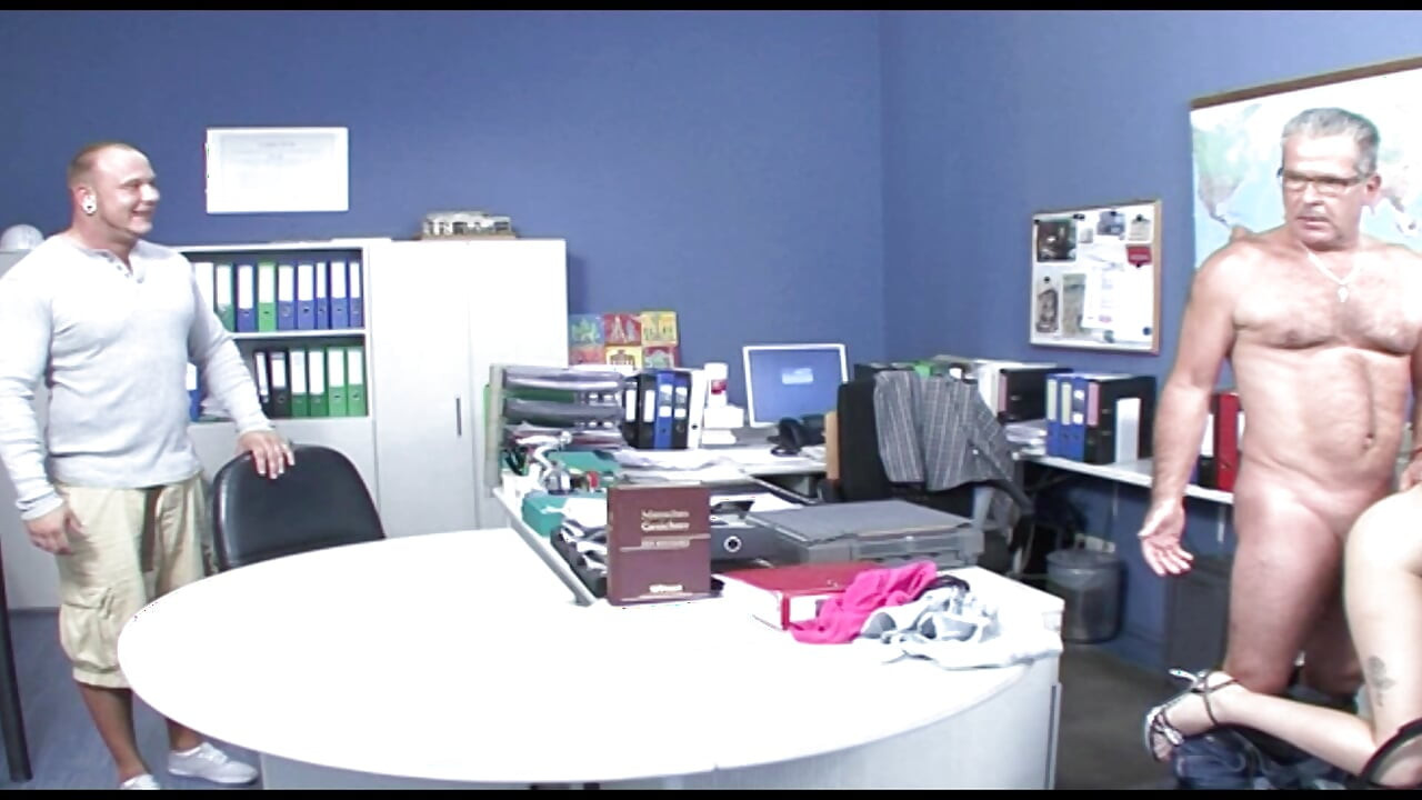 Sexy deutsches schätzchen reitet zwei große schwänze im büro, dreier