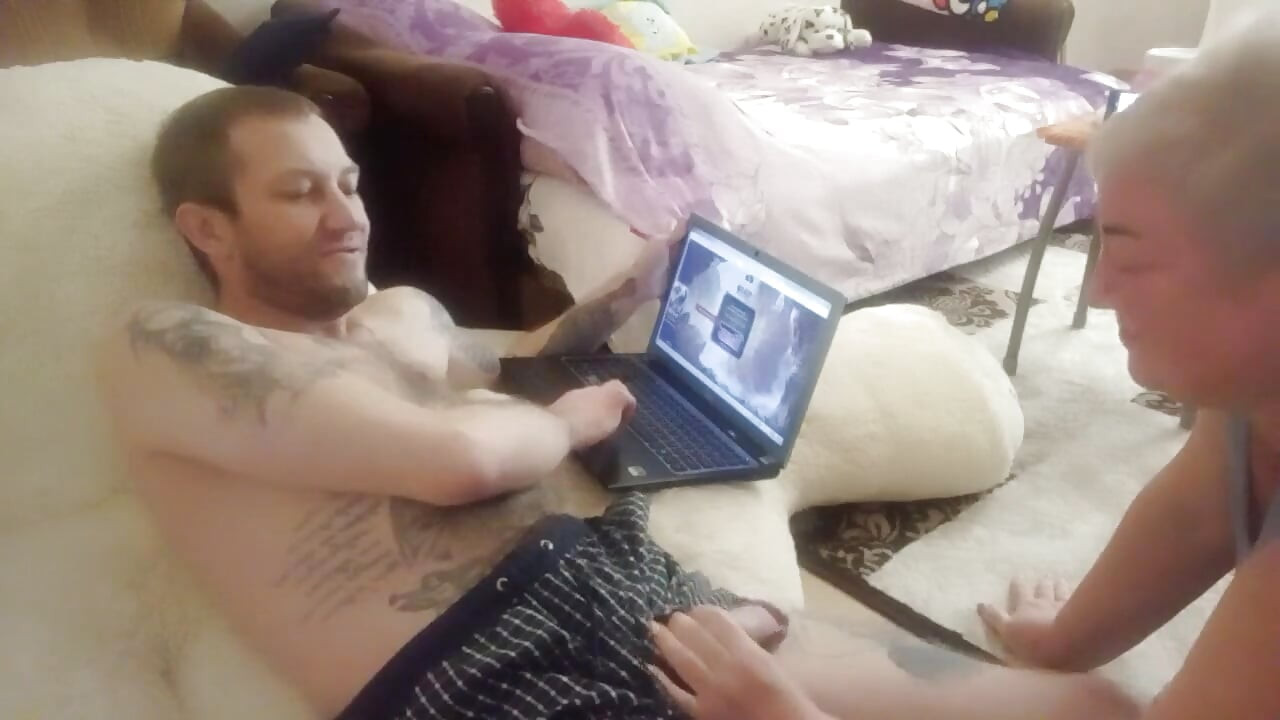 Je joue sur l'ordinateur, je me fais branler et sucer
