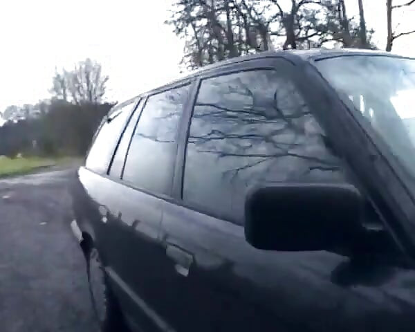 Goth německá děvka si hraje s propíchnutou kundičkou