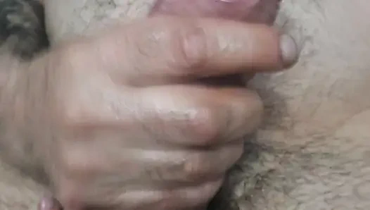 Während ich mich befriedige, steckt sie ihre Finger in meinen Arsch