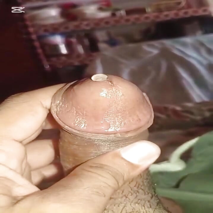 Esguichando instantânea usando mastubado de mão usando a mão