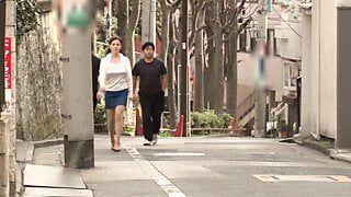 日本百万富翁女人被捕并与所有证人发生性关系，而她戴绿帽子的丈夫则在观看