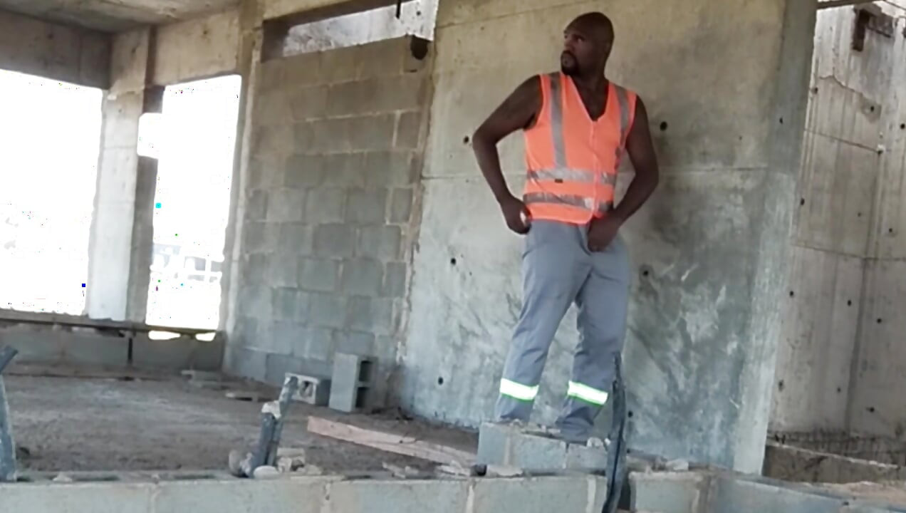 仕事が終わった後、私は建設現場に立ち寄って絶頂しました