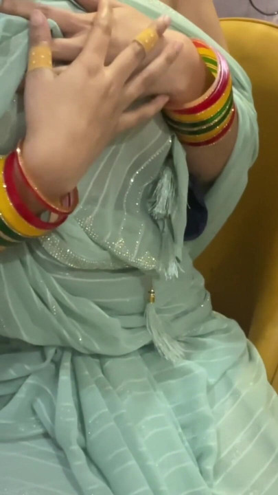 Alisha Bhabhi ko Galti se Mobile Mein Porn Dikh Gayi aur Devar Ne Pakad Liya.... | Clip 1