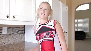 Blonde cheerleader Layla Love op een harde pik