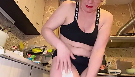 Kalçalarımı ağdalıyorum ve yağlıyorum