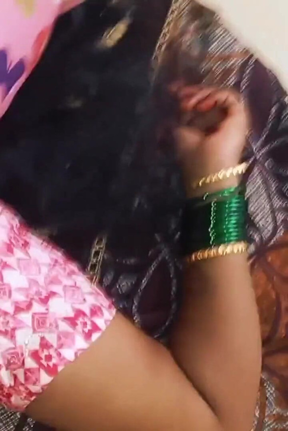 Partie 2 - une femme desi sexy se fait baiser brutalement en gémissant bruyamment Putain, je vais éjaculer sur ta bite