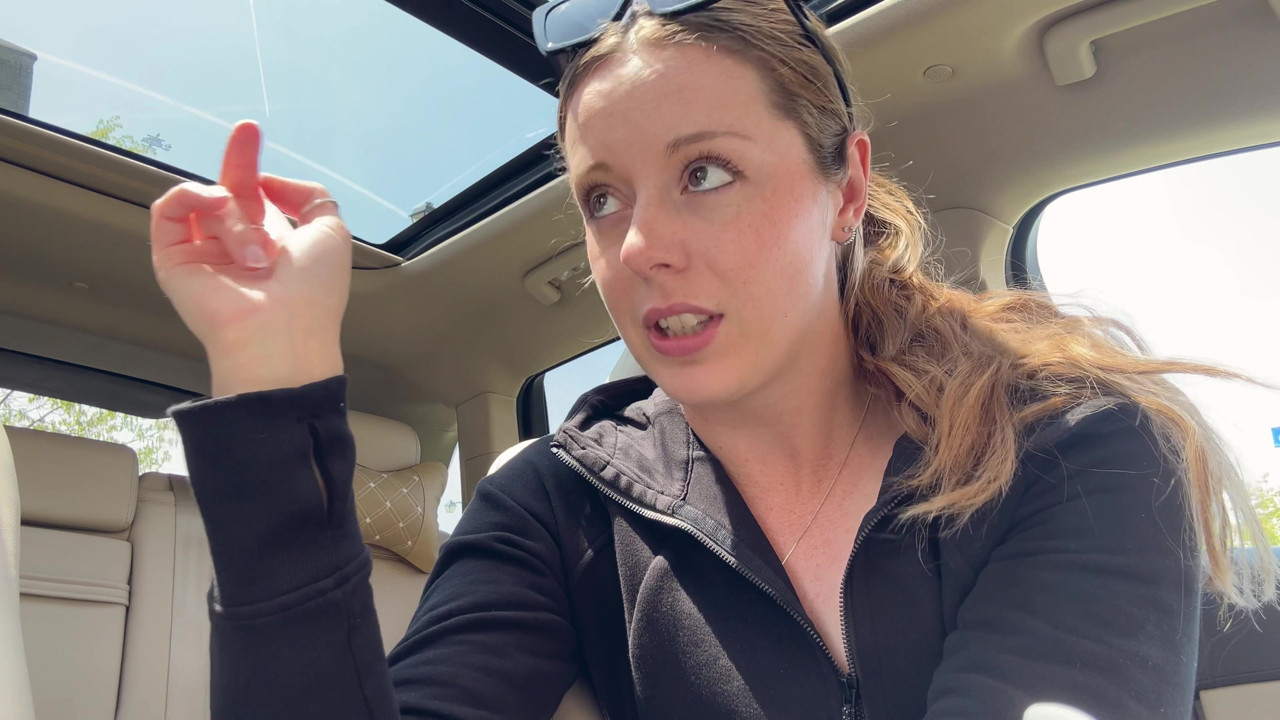 愛車の後部座席でピンクのディルドでオナニー