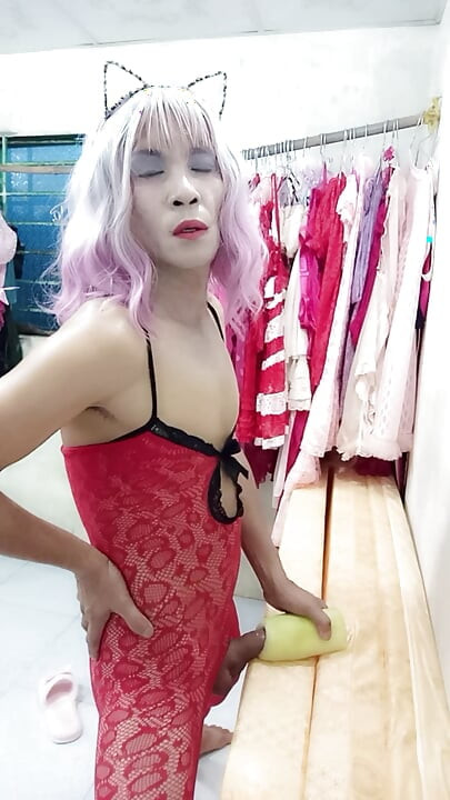 Oanh Le ข้ามเพศสวมถุงน่องลามกอนาจารเล่นกับกระป๋องเสแสร้งทําเป็น