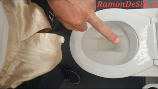 Maître Ramon masse et pisse un peu dans les toilettes du grand magasin, génial