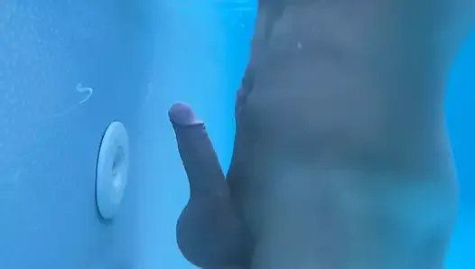 Masturbacja przy basenie