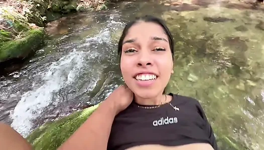 Шлюха Сары хочет, чтобы куколд-парень её подруги трахнул её в задницу.