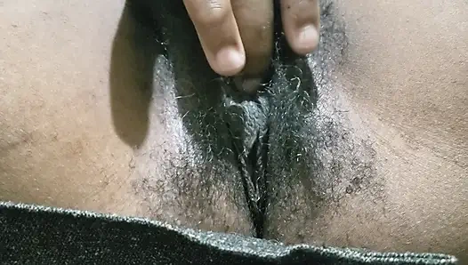 Sekreter kıyafeti içinde kıllı amcıklı bir kadın