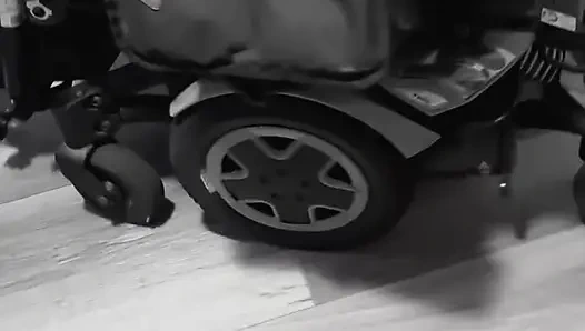 Cewek dengan kursi roda ini lagi ngentot kontol sampai matanya merem melek